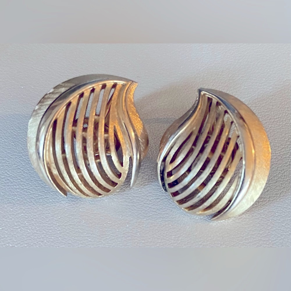 Vintage Signed Trifari Gold Tone Openwork Swirl Clip On Earrings
